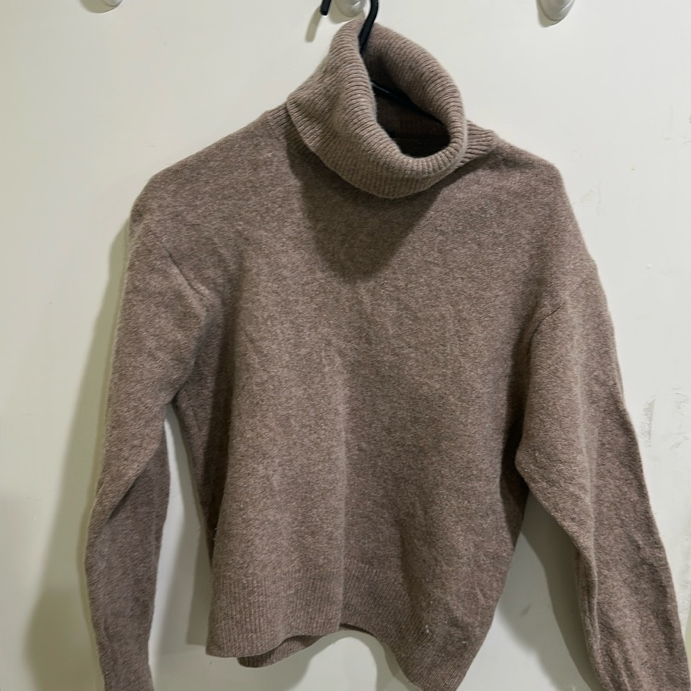 Uniqlo taupe brown size small 100% wool turtleneck sweater